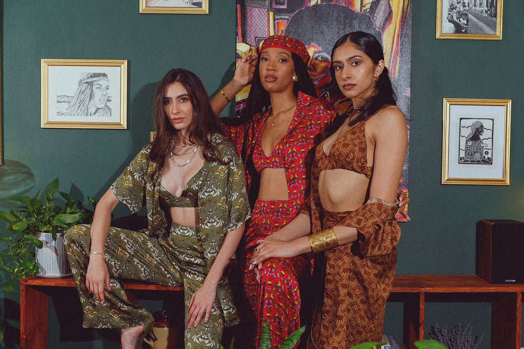 PLAYFUL PARROTS THREE-PIECE SET